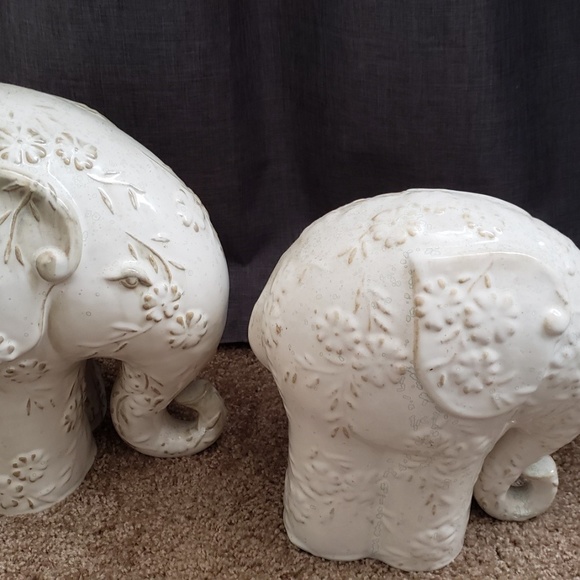 Porcelain elephants - Picture 1 of 2